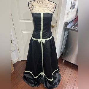 New with tags!!!  Gunne Sax formal dress with netting, navy with mint accents.